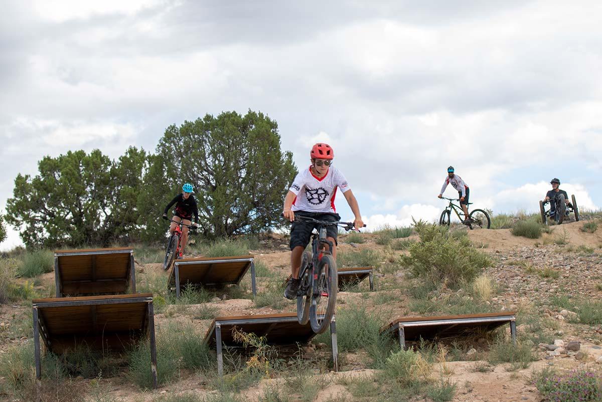 Male riding his mountain bike at the 太阳集团娱乐场登陆网站 Bike Park.